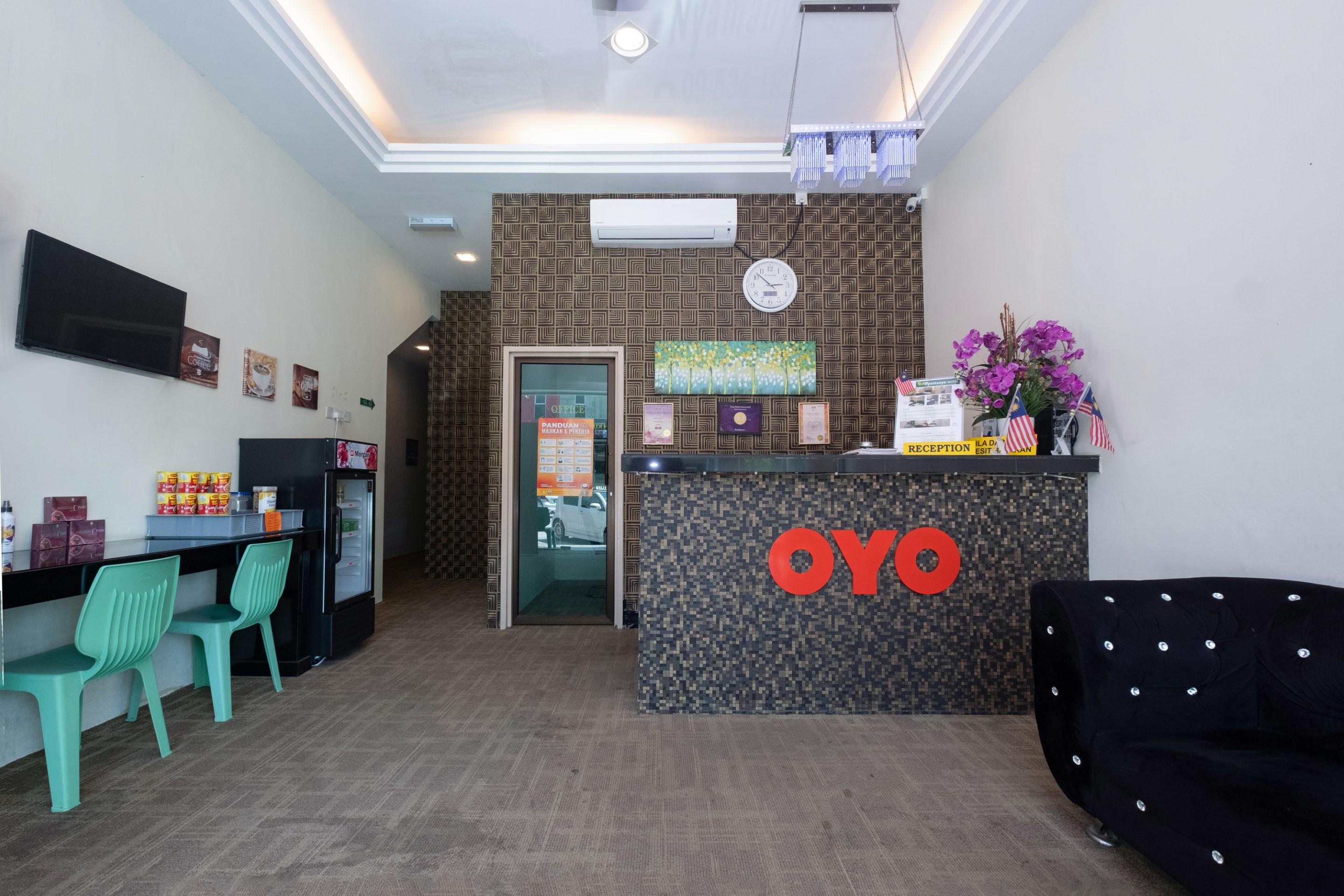 Oyo 89981 Nyamanya Hotel Куантан Экстерьер фото